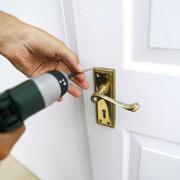 Профессиональная установка дверей.