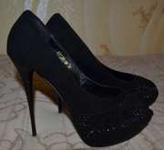 Продам красивые новые замшевые туфли 38р.